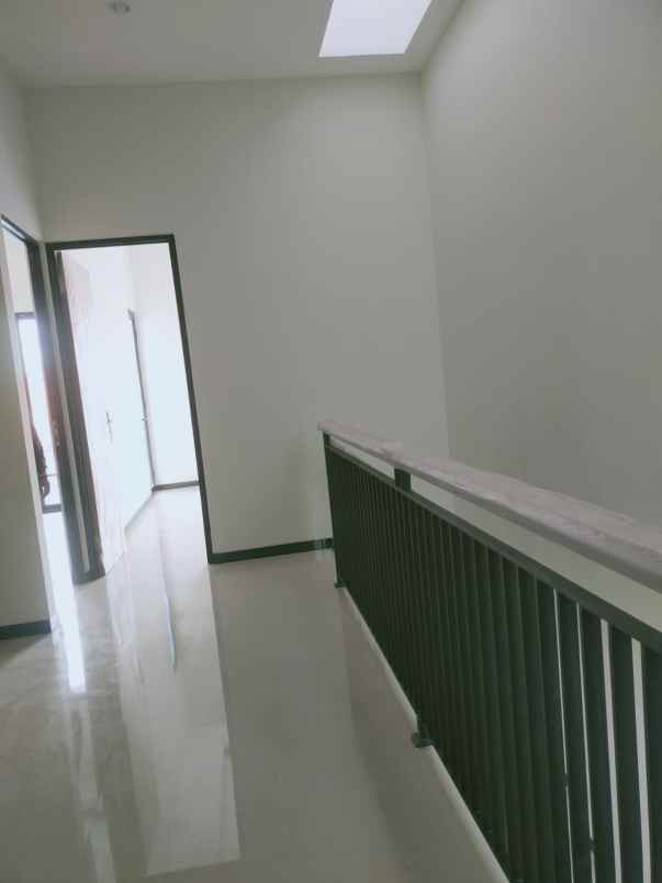 dijual rumah semampir