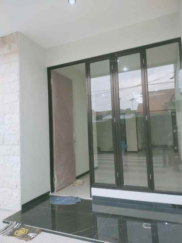 dijual rumah semampir