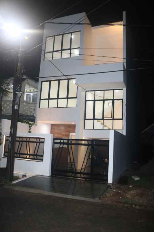 dijual rumah serua