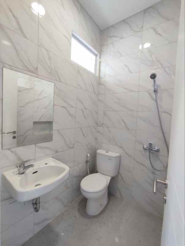 dijual rumah serua ciputat