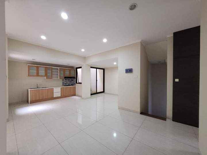 dijual rumah setrasari