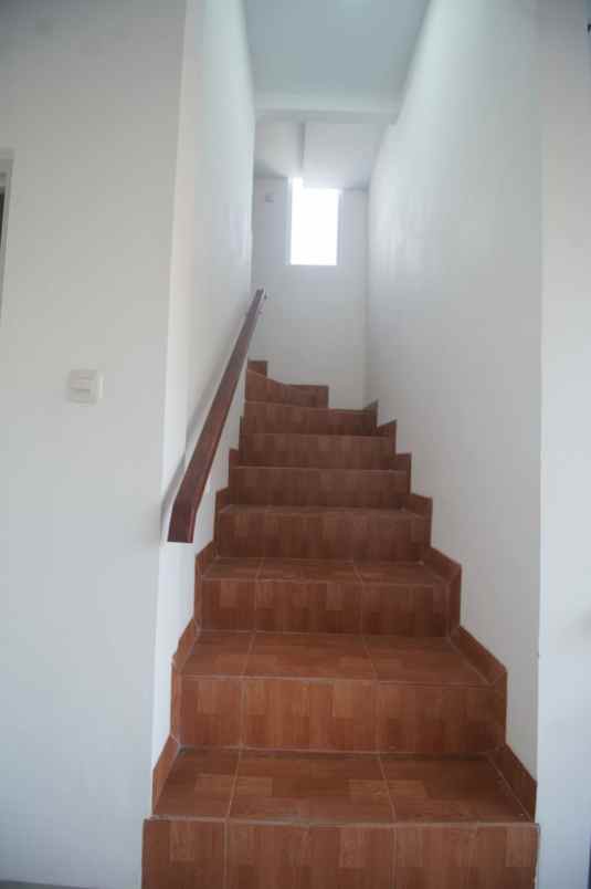 dijual rumah simpangan depok