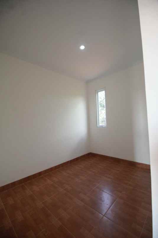 dijual rumah simpangan depok