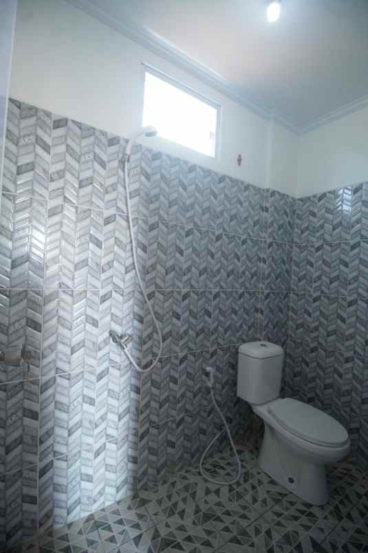 dijual rumah simpangan depok