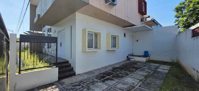 dijual rumah srondol wetan