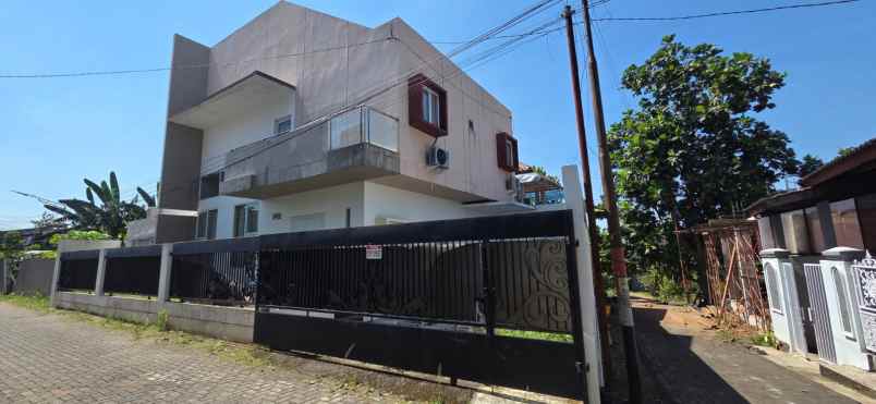 dijual rumah srondol wetan