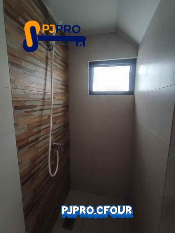 dijual rumah summarecon crown gading