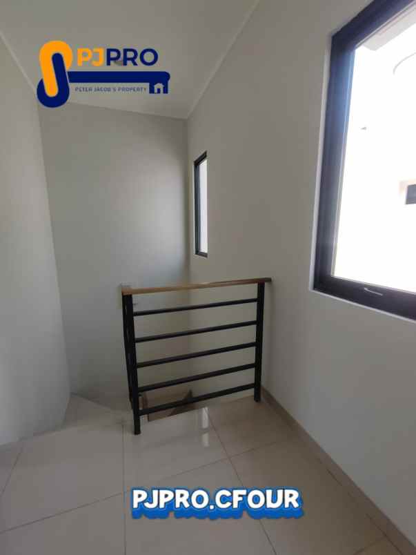 dijual rumah summarecon crown gading