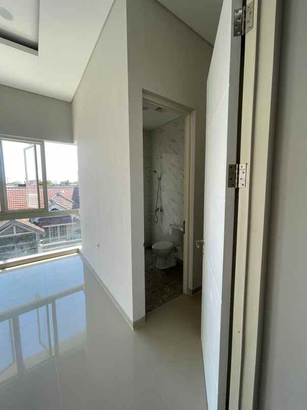 dijual rumah sutorejo prima