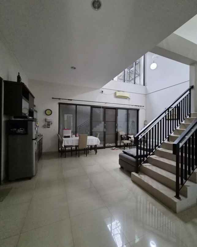 dijual rumah tenggilis utara