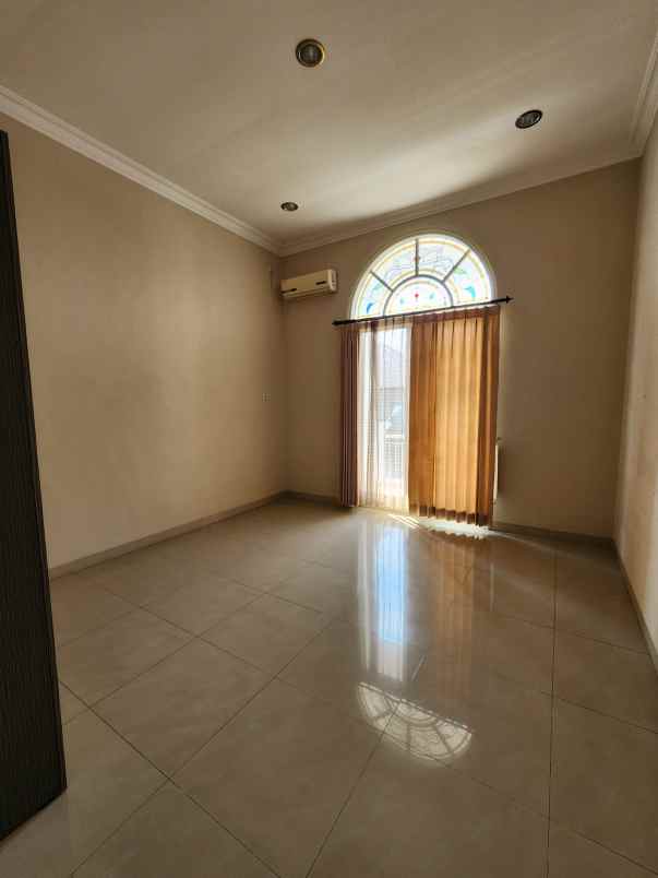 dijual rumah villa bukit regency vbr