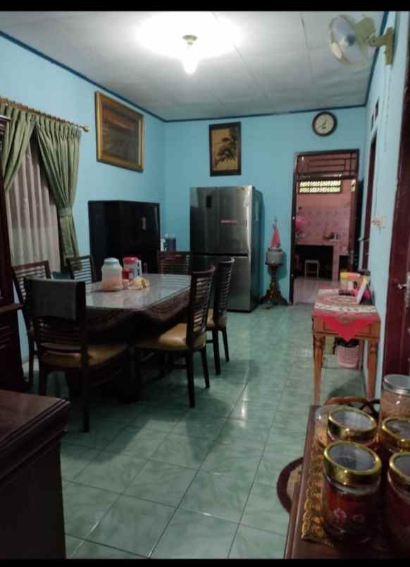 dijual rumah warung ayu