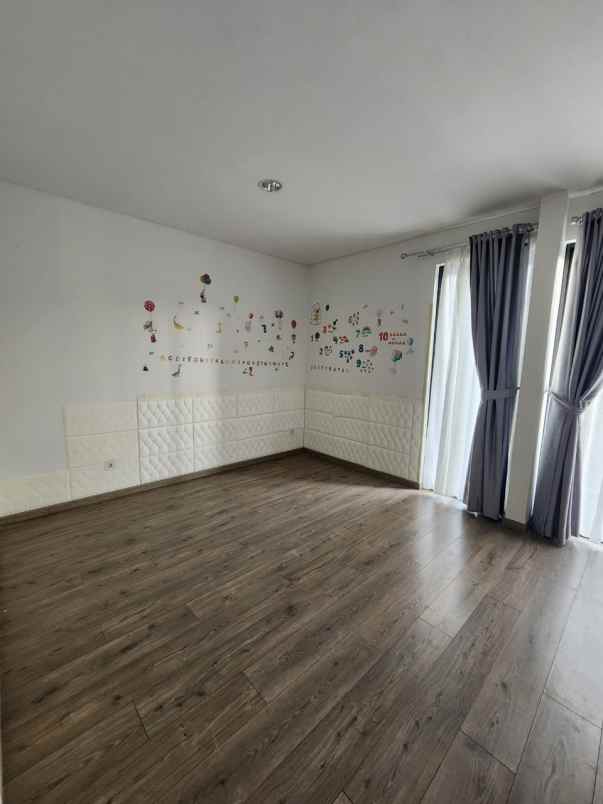 dijual rumah wisteria