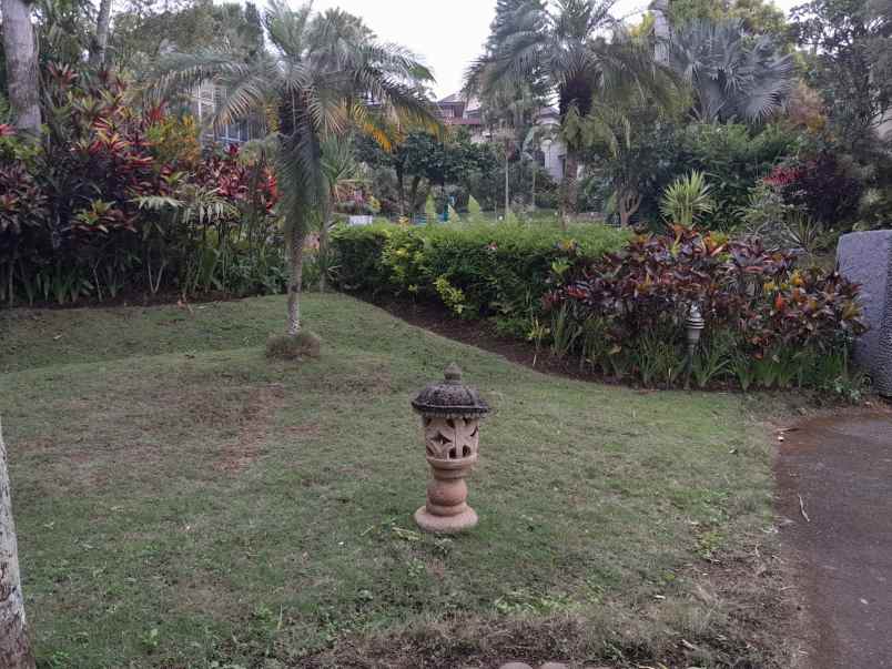 dijual villa lokasi club bunga kota batu