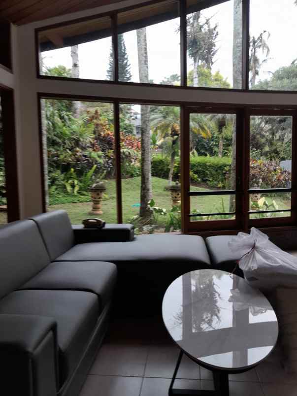 dijual villa lokasi club bunga kota batu