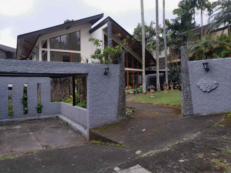 dijual villa lokasi club bunga kota batu