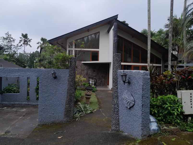 dijual villa lokasi club bunga kota batu