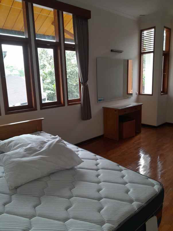 dijual villa lokasi club bunga kota batu