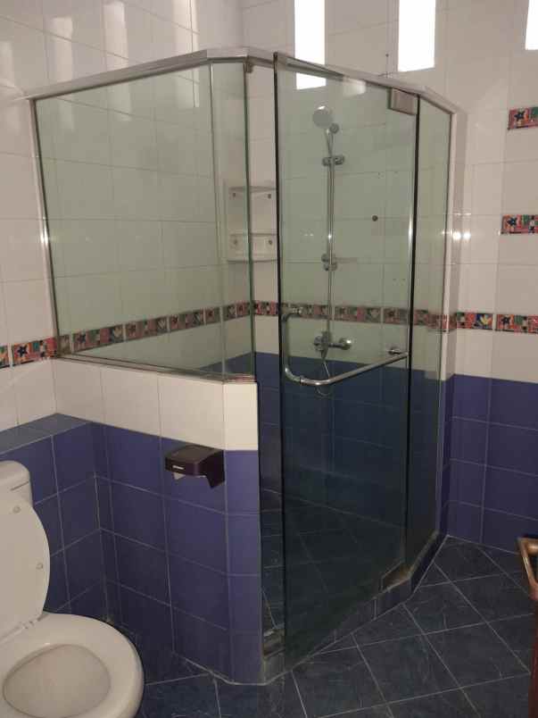 dijual villa lokasi club bunga kota batu