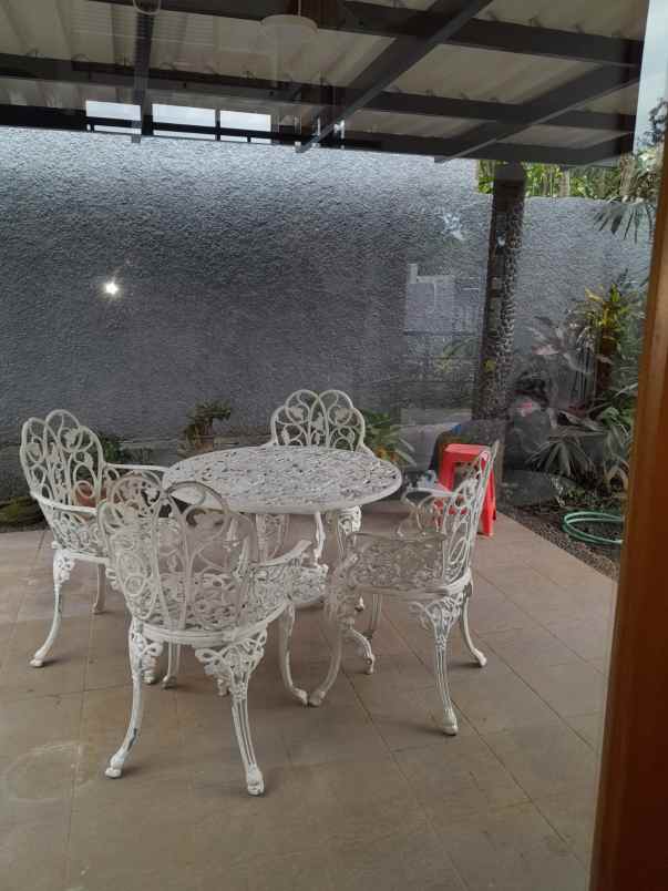 dijual villa lokasi club bunga kota batu