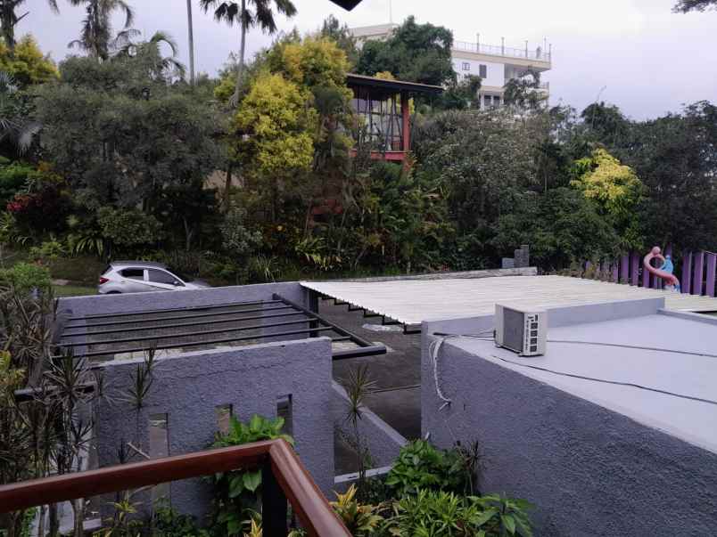 dijual villa lokasi club bunga kota batu