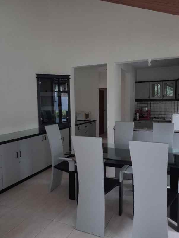 dijual villa lokasi club bunga kota batu