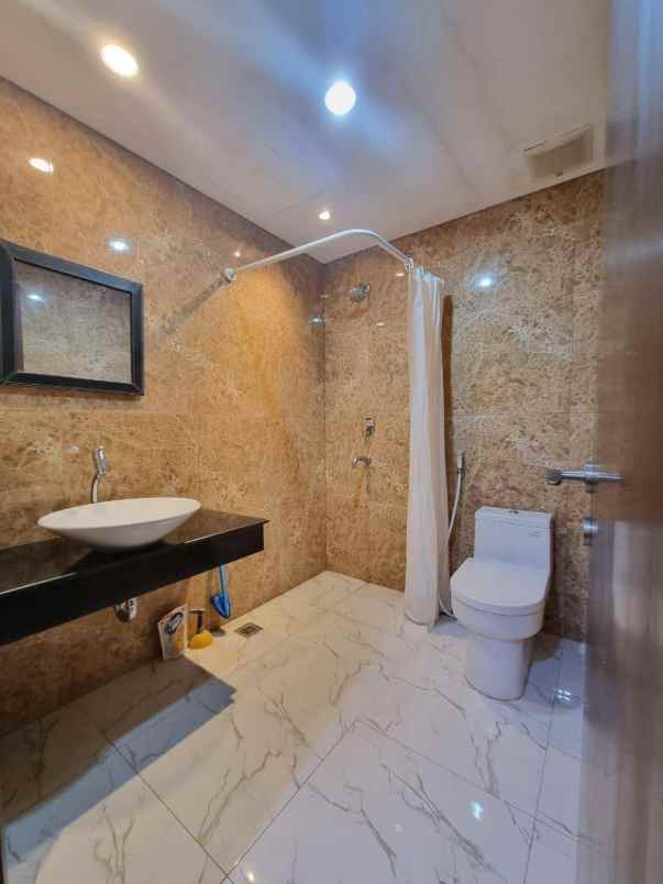 jual apartment grand sungkono lagoon lt 16 surabaya