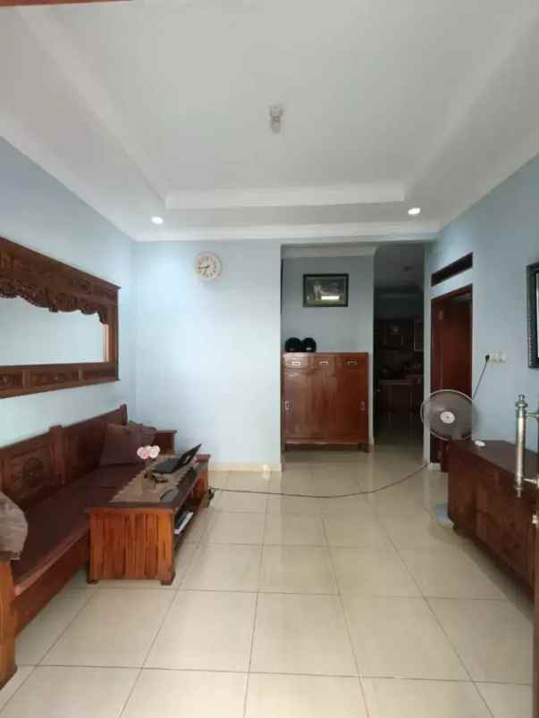 jual rumah 2 lantai di ciledug perbatasan jakarta