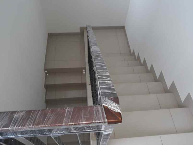 jual rumah 2 lantai di green puri 2 cengakreng