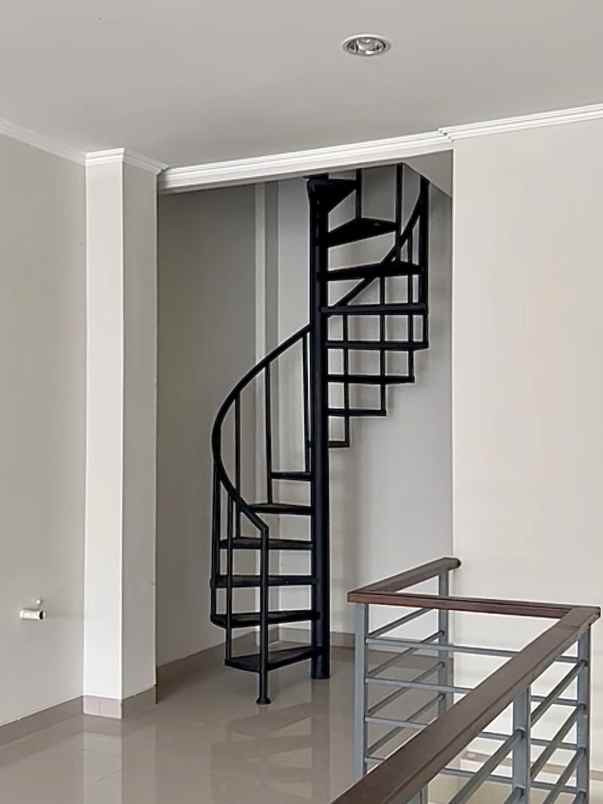 ruko modern 2 lantai di kawasan komersial kota wisata