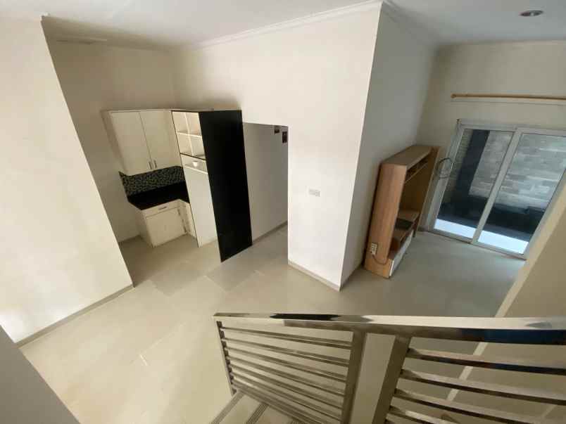 rumah 2 lantai dalam cluster di pondok kelapa jaktim