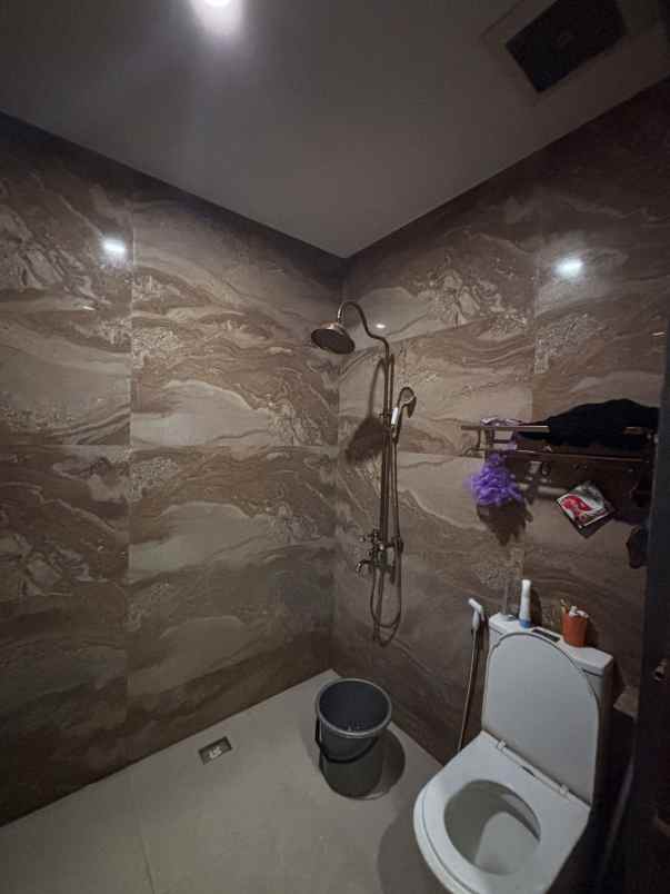 rumah 2 lantai di srondol kulon di banyumanik semarang