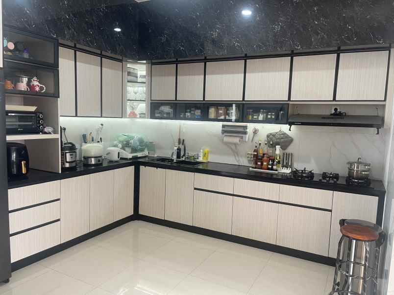 rumah 2 lantai full furnished di tenggilis mejoyo