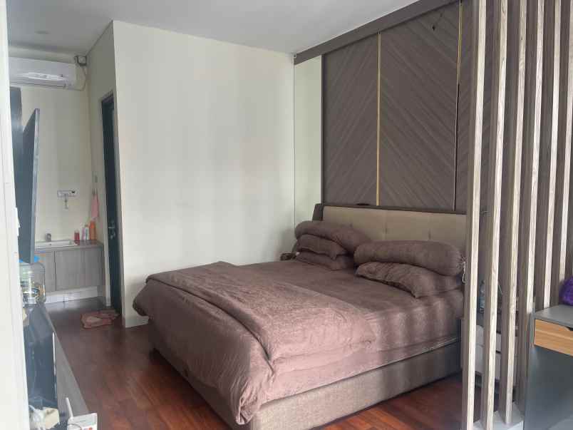 rumah 2 lantai full furnished di tenggilis mejoyo