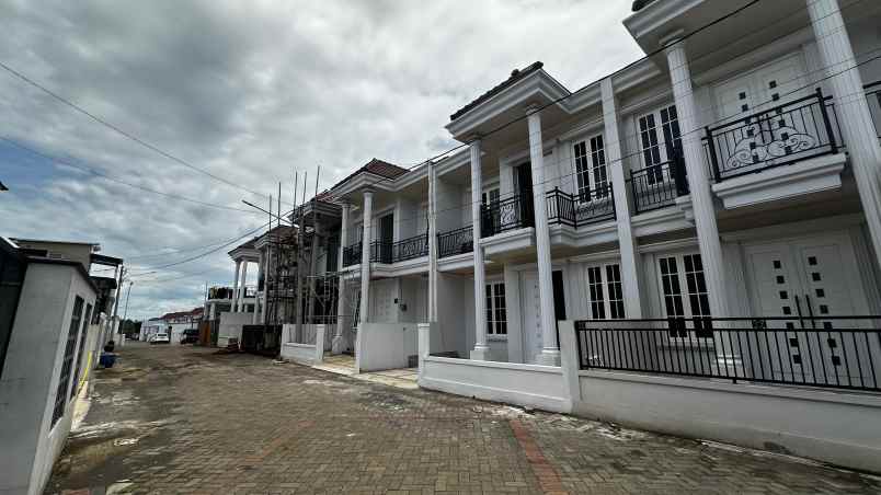 rumah 2 lantai lokasi di kepanjen malang