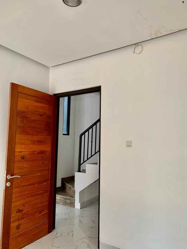 rumah 2 lantai minimalis mewah di jantung kota depok