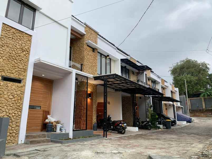 rumah 2 lantai minimalis mewah di jantung kota depok