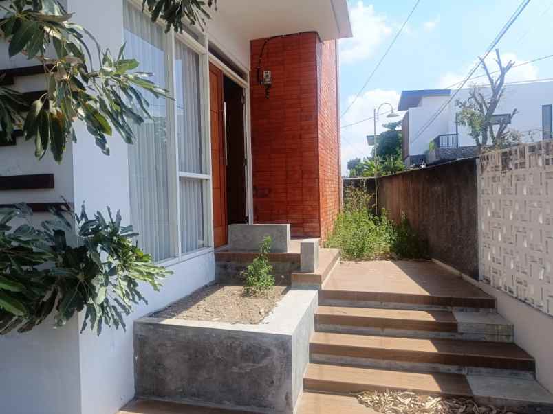 rumah 2 lantai posisi hook di kadirojo kalasan sleman