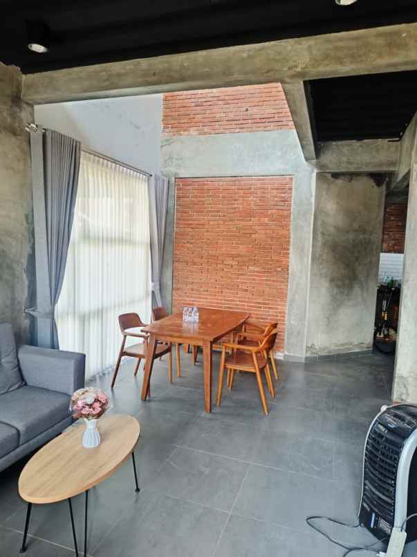 rumah 2 lantai posisi hook di kadirojo kalasan sleman