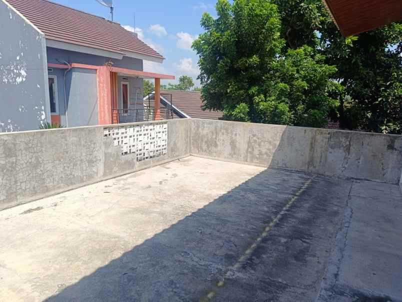 rumah 2 lantai posisi hook di kadirojo kalasan sleman