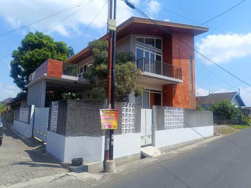 rumah 2 lantai posisi hook di kadirojo kalasan sleman