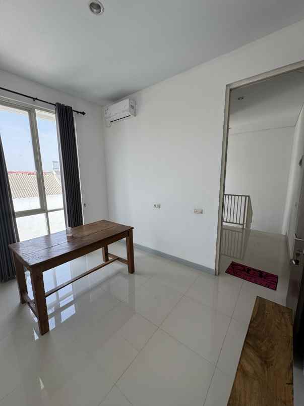 rumah 2 lantai semi furnished siap huni di tenggilis