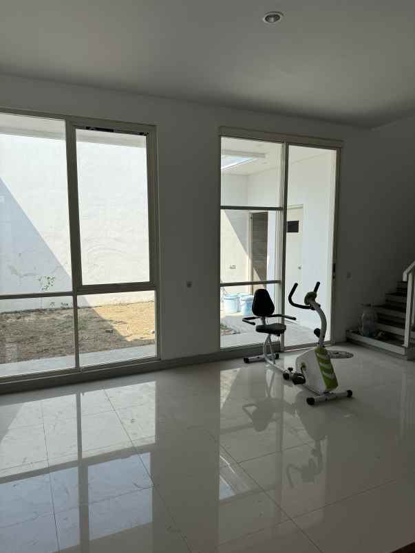 rumah 2 lantai semi furnished siap huni di tenggilis