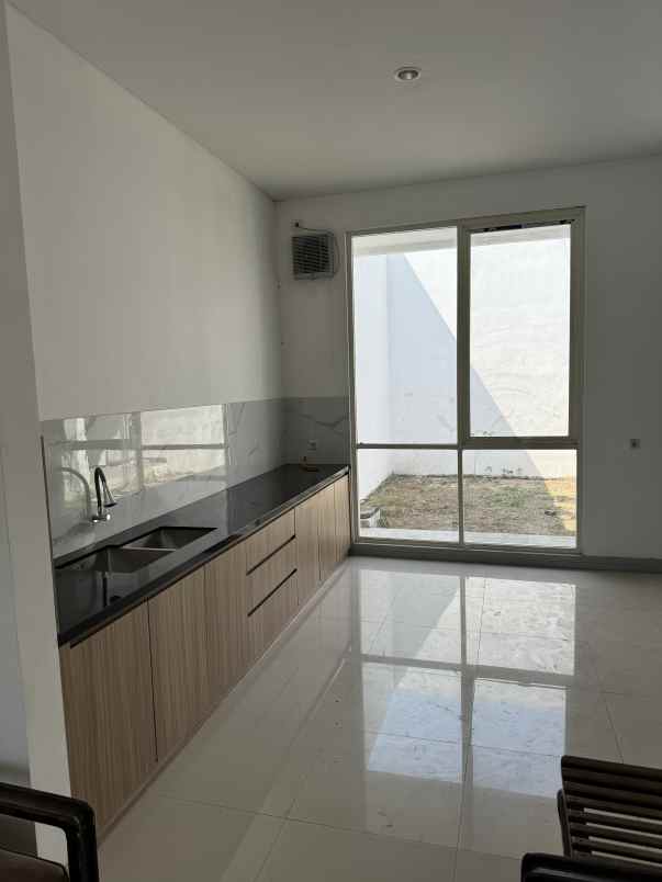 rumah 2 lantai semi furnished siap huni di tenggilis