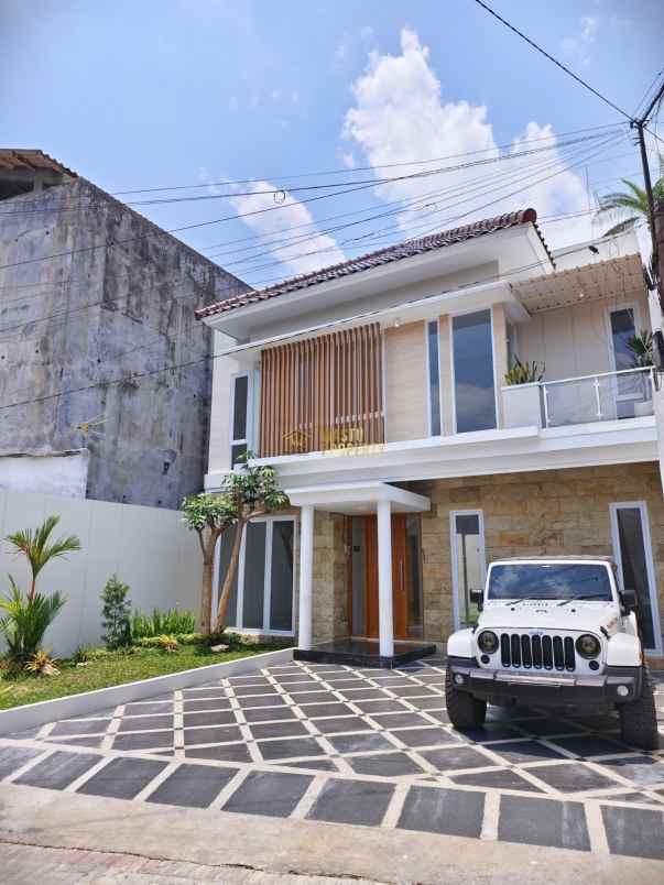 rumah 2 lantai siap huni dekat jalan palagan