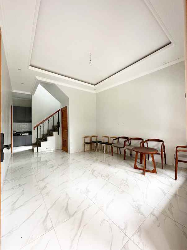 rumah 2 lantai siaphuni di limo depok dekat tol krukut