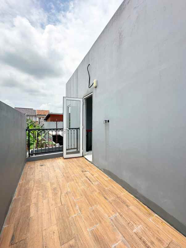 rumah 2 lantai siaphuni di limo depok dekat tol krukut