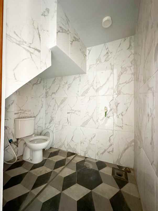 rumah 2 lantai siaphuni di limo depok dekat tol krukut