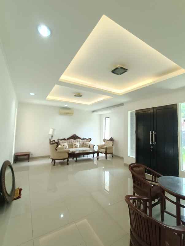 rumah bagus siap huni dengan private swimming pool