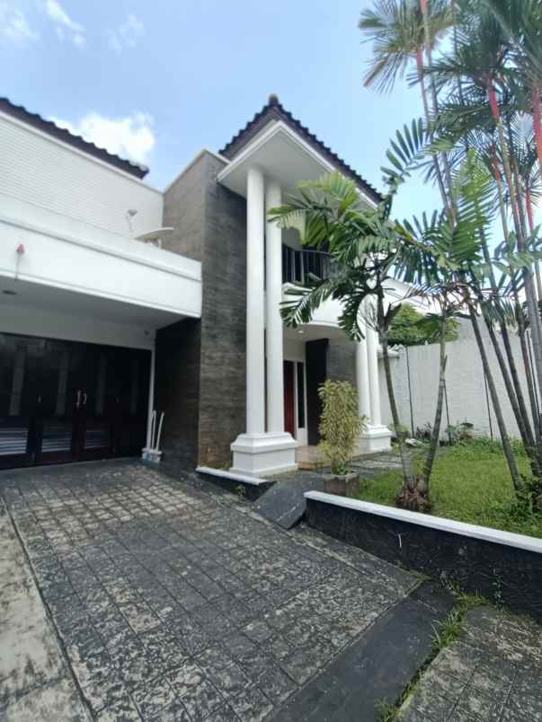 rumah bagus siap huni dengan private swimming pool